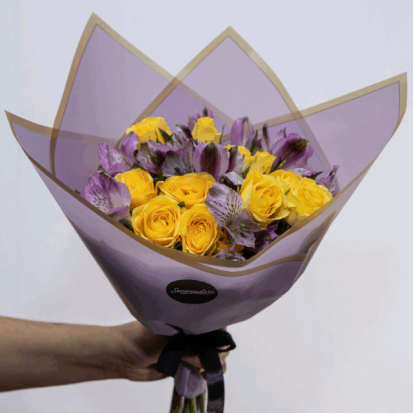 RAMO MINI ROSAS Y ASTROMELIAS